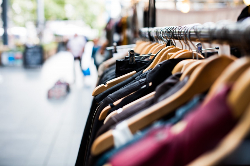 vente-BLAUSASC-min_blur_close_up_focus_hanger_jacket_market_people_rack-1176303
