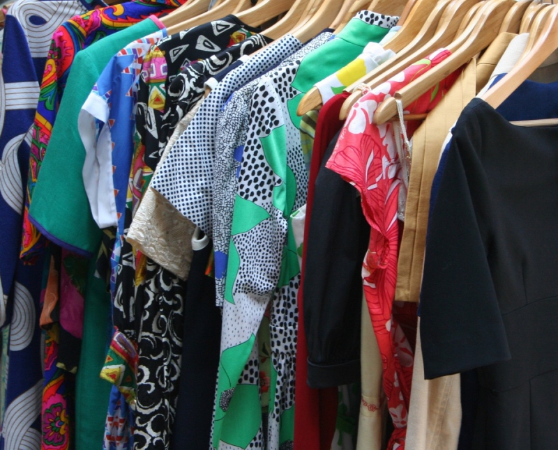 vente-BLAUSASC-min_dresses_apparel_clothing_clothes_clothes_hangers_wooden_hangers_retail_shop_closet-1149845